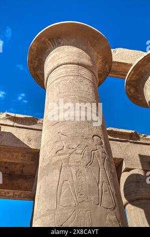 Les reliefs de la colonne, salle hypostyle, le Ramesseum (ou temple funéraire de Ramese II), Luxor, Cisjordanie, vallée du Nil, l'Egypte Banque D'Images