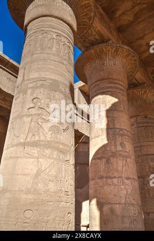 Les reliefs de la colonne, salle hypostyle, le Ramesseum (ou temple funéraire de Ramese II), Luxor, Cisjordanie, vallée du Nil, l'Egypte Banque D'Images