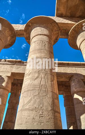 Les reliefs de la colonne, salle hypostyle, le Ramesseum (ou temple funéraire de Ramese II), Luxor, Cisjordanie, vallée du Nil, l'Egypte Banque D'Images