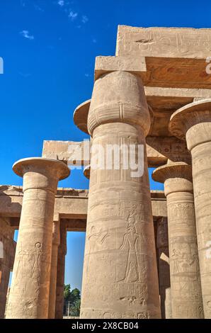 Les reliefs de la colonne, salle hypostyle, le Ramesseum (ou temple funéraire de Ramese II), Luxor, Cisjordanie, vallée du Nil, l'Egypte Banque D'Images