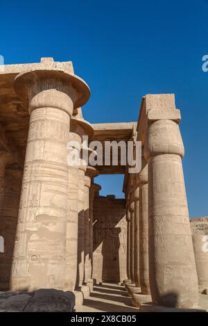 Les reliefs de la colonne, salle hypostyle, le Ramesseum (ou temple funéraire de Ramese II), Luxor, Cisjordanie, vallée du Nil, l'Egypte Banque D'Images