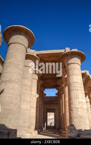 Les reliefs de la colonne, salle hypostyle, le Ramesseum (ou temple funéraire de Ramese II), Luxor, Cisjordanie, vallée du Nil, l'Egypte Banque D'Images