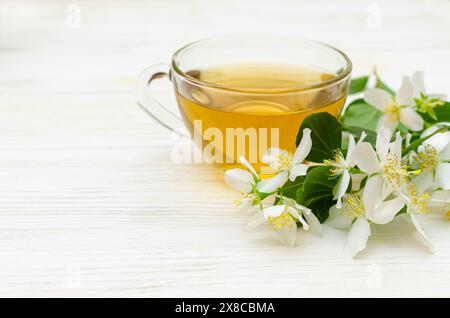 Tasse de thé de jasmin fleurs de jasmin blanc, sur fond blanc. Copier l'espace. Teatime. Banque D'Images