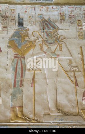 Bas-relief, Dieu Khnoum (droite), Temple de Seti I, Abydos, Egypte Banque D'Images