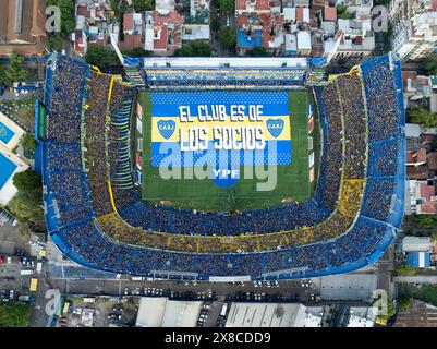 Buenos Aires, Argentine, 10 février 2024 : vue aérienne du stade de football de la Bombonera pour les Boca Juniors, célébrations d'avant-match. Banque D'Images