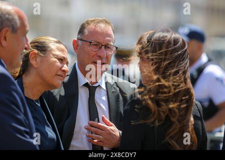 Marseille, France. 23 mai 2024. Jean-Pierre Papin (C), ancien footballeur international français, vu lors des funérailles. Les funérailles de Jean-Claude Gaudin, ancien maire de Marseille depuis un quart de siècle, ont été célébrées ce jeudi 23 mai à Marseille. De nombreuses personnalités, notamment des politiciens, sont venues lui rendre hommage. (Photo Denis Thaust/SOPA images/SIPA USA) crédit : SIPA USA/Alamy Live News Banque D'Images