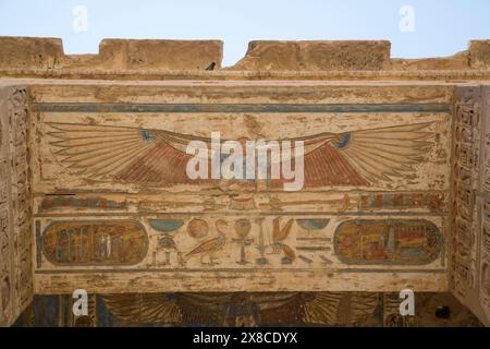Bas-relief de Vulture sur linteau, Medinet Habu (Temple mortuaire de Ramsès III), Cisjordanie Louxor, Egypte Banque D'Images