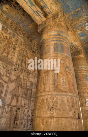 Colonnes de la deuxième cour, Medinet Habu (Temple mortuaire de Ramsès III), Cisjordanie Louxor, Égypte Banque D'Images