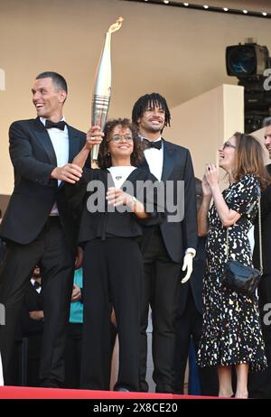 Relais de la flamme olympique sur les marches du Palais des Festivals : Alexis Hanquinquant, Nélia Barbosa, Arnaud Assoumani, invité 'Marcello Mio' Festival de Cannes projection du 77ème Festival de Cannes 21 mai 2024 crédit:Jacky Godard/Photo12 Banque D'Images