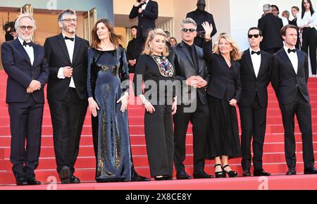 Acteurs du film Marcello Mio : Fabrice Luchini, Christophe Honoré, Chiara Mastroianni, Catherine Deneuve (dans Chanel), Benjamin Biolay, Nicole Garcia, Melvil Poupaud, Hugh Skinner 'Marcello Mio' Festival de Cannes projection du 77e Festival de Cannes 21 mai 2024 crédit : Jacky Godard/Photo12 Banque D'Images