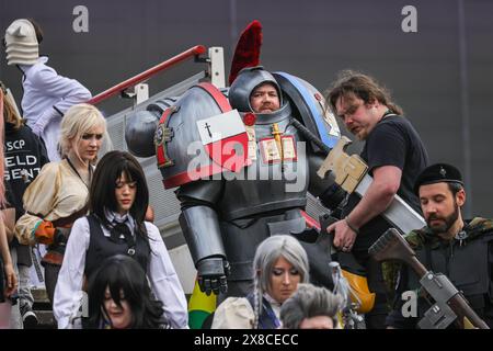 Londres, Royaume-Uni. 24 mai 2024. Un personnage de jeu de bataille Warhammer dans un costume pesant plus de 20 kilos est guidé dans les escaliers par un ami. MCM Comic Con revient sur Excel de Londres ce week-end. Cosplayers, fans d'anime, de bandes dessinées, de jeux et de films se réunissent pour ce grand événement de trois jours du 24-26 au 30 mai. Crédit : Imageplotter/Alamy Live News Banque D'Images