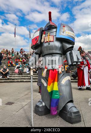 Londres, Royaume-Uni. 24 mai 2024. Un personnage de jeu de bataille Warhammer dans un costume pesant plus de 20 kilos poses. MCM Comic Con revient sur Excel de Londres ce week-end. Cosplayers, fans d'anime, de bandes dessinées, de jeux et de films se réunissent pour ce grand événement de trois jours du 24-26 au 30 mai. Crédit : Imageplotter/Alamy Live News Banque D'Images