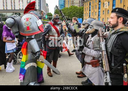 Londres, Royaume-Uni. 24 mai 2024. Participants dans des tenues du jeu de bataille 'Warhammer'. MCM Comic Con revient sur Excel de Londres ce week-end. Cosplayers, fans d'anime, de bandes dessinées, de jeux et de films se réunissent pour ce grand événement de trois jours du 24-26 au 30 mai. Crédit : Imageplotter/Alamy Live News Banque D'Images