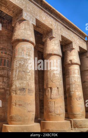 Colonnes de la salle hypostyle du Temple de Karnak, Louxor, Égypte, Banque D'Images