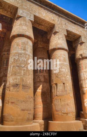 Colonnes de la salle hypostyle du Temple de Karnak, Louxor, Égypte, Banque D'Images