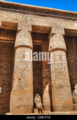 Colonnes de la salle hypostyle du Temple de Karnak, Louxor, Égypte, Banque D'Images