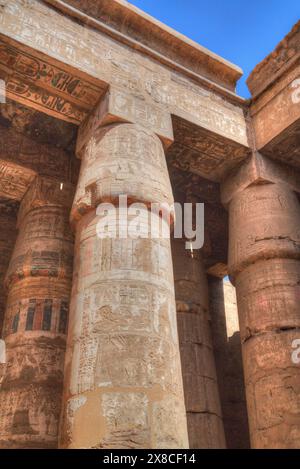 Colonnes de la salle hypostyle du Temple de Karnak, Louxor, Égypte, Banque D'Images