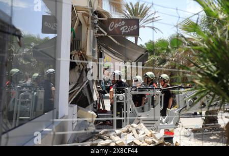 Palma, Espagne. 24 mai 2024. Les pompiers travaillent sur le bâtiment du Medusa Beach Club après son effondrement. Deux allemandes et deux autres personnes sont mortes dans l'effondrement du restaurant de Playa de Palma à Majorque. Crédit : Clara Margais/dpa/Alamy Live News Banque D'Images