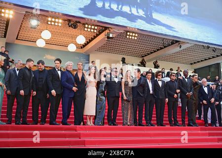 Ahmed Hamidi, Anthony Bajon, Karim Laklou, François civil, Alain Chabat, Adèle Exarchopoulos (in Gucci), Mallory Wanecque, Élodie Bouchez, Alain Attal, Audrey Diwan, Gilles Lellouche (in Prada), Malik Frikah, Vincent Lacoste, Hugo Selignac, Jean-Pascal Zadi, Raphaël Quenard. A droite, Thierry Fremaux. 'L'amour ouf' ('Beating Hearts') Festival de Cannes projection du 77e Festival de Cannes 23 mai 2024 crédit:Jacky Godard/Photo12 Banque D'Images