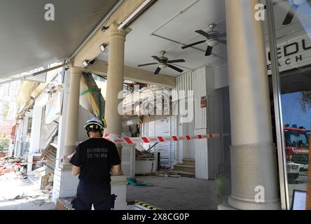 Palma, Espagne. 24 mai 2024. Les pompiers travaillent sur le bâtiment du Medusa Beach Club après son effondrement. Deux allemandes et deux autres personnes sont mortes dans l'effondrement du restaurant de Playa de Palma à Majorque. Crédit : Clara Margais/dpa/Alamy Live News Banque D'Images