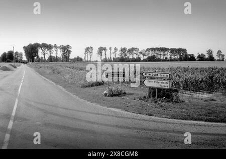 Champ de bataille d'Agincourt pas de Calais Nord de la France 1992 Scan 2024 la bataille d'Agincourt Français : Azincourt est une victoire anglaise dans la guerre de cent ans. Elle a eu lieu le 25 octobre 1415 (jour de la Saint-Crispin) près d'Azincourt, dans le nord de la France.[b] la victoire anglaise inattendue contre l'armée française numériquement supérieure a stimulé le moral et le prestige anglais, paralysant la France, et a commencé une nouvelle période de domination anglaise dans la guerre qui durera 14 ans jusqu'à ce que l'Angleterre soit vaincue par la France en 1429 lors du siège d'Orléans. Banque D'Images