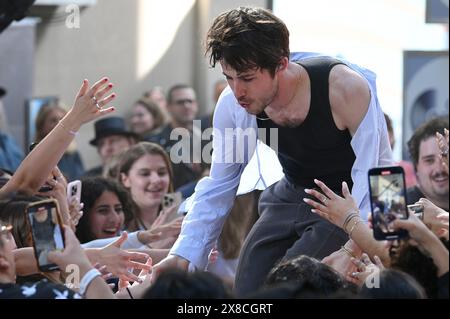 New York, États-Unis. 24 mai 2024. Dylan Minnette de The Wallows se produit dans le spectacle Today de NBC au Rockefeller Plaza, New York, NY, le 24 mai 2024. (Photo par Anthony Behar/Sipa USA) crédit : Sipa USA/Alamy Live News Banque D'Images