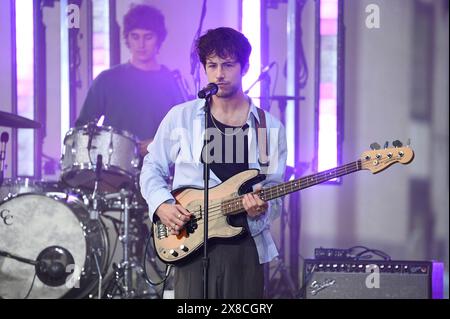 New York, États-Unis. 24 mai 2024. Dylan Minnette de The Wallows se produit dans le spectacle Today de NBC au Rockefeller Plaza, New York, NY, le 24 mai 2024. (Photo par Anthony Behar/Sipa USA) crédit : Sipa USA/Alamy Live News Banque D'Images