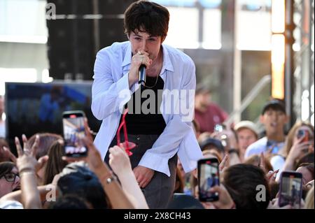 New York, États-Unis. 24 mai 2024. Dylan Minnette de The Wallows se produit dans le spectacle Today de NBC au Rockefeller Plaza, New York, NY, le 24 mai 2024. (Photo par Anthony Behar/Sipa USA) crédit : Sipa USA/Alamy Live News Banque D'Images