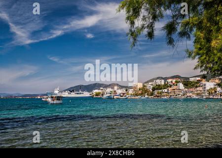 Evia Star ferry, bateaux au port dans le village de bord de mer de Marmari, île d'Evia, région de Grèce centrale, Grèce Banque D'Images