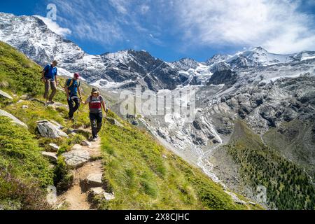 Randonnée dans les Alpes suisses dans le Val d'Anniviers, Valais, Suisse, avec vue sur la montagne Banque D'Images