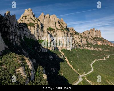 Vue aérienne de la montagne de Montserrat et de la région d'Ecos (Bages, Barcelone, Catalogne, Espagne) ESP : Vista aérea de la Montaña de Montserrat, Cataluña Banque D'Images