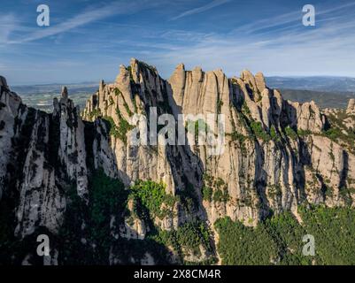 Vue aérienne de la montagne de Montserrat et de la région d'Ecos (Bages, Barcelone, Catalogne, Espagne) ESP : Vista aérea de la Montaña de Montserrat, Cataluña Banque D'Images