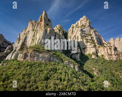 Vue aérienne des falaises de Sant Jeroni dans la montagne de Montserrat (Bages Barcelona Catalogne Espagne) ESP : Vista aérea de los acantilados de Sant Jeroni Banque D'Images