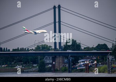 Le Rhin près de Düsseldorf, Theodor-Heuss-Bridge, Airbus A380 Emirates approchant de l'aéroport de Düsseldorf, NRW, Allemagne, Banque D'Images