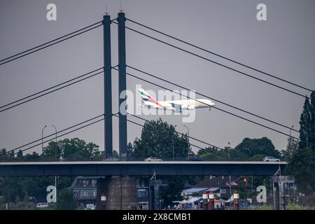 Le Rhin près de Düsseldorf, Theodor-Heuss-Bridge, Airbus A380 Emirates approchant de l'aéroport de Düsseldorf, NRW, Allemagne, Banque D'Images