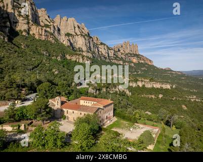 Vue aérienne du monastère Santa Cecília, au pied de la montagne Montserrat (Bages, Barcelone, Catalogne, Espagne) Banque D'Images