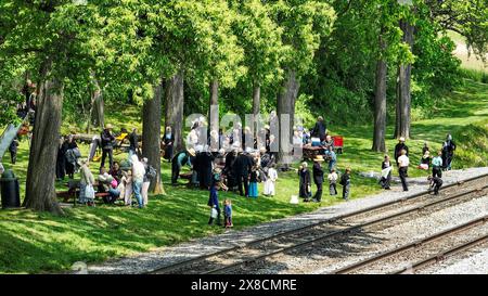 Ronks, Pennsylvanie, États-Unis, 18 mai. 2023 - rassemblement communautaire amish dans un parc ombragé près des voies ferrées Banque D'Images