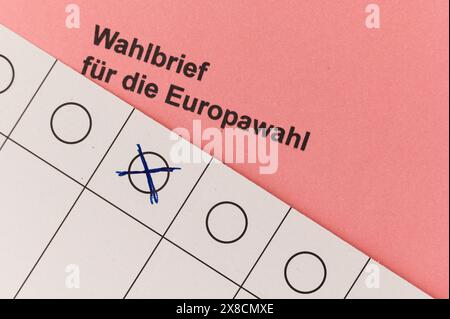 Rottweil, Allemagne. 24 mai 2024. Un bulletin de vote et une lettre de vote pour le vote par correspondance aux élections européennes de 2024 reposent sur un bureau. Crédit : Silas Stein/dpa/Alamy Live News Banque D'Images