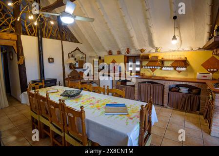 Intérieur de la Barraca de Salvador, un hébergement touristique rural dans des cabanes traditionnelles du delta de l'Èbre (Tarragone, Catalogne, Espagne) Banque D'Images