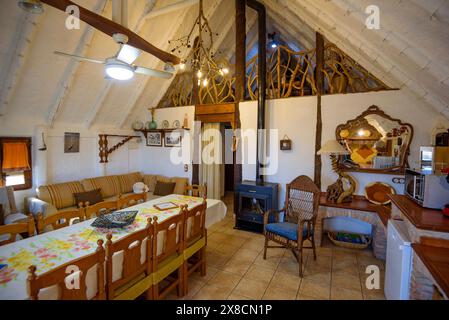 Intérieur de la Barraca de Salvador, un hébergement touristique rural dans des cabanes traditionnelles du delta de l'Èbre (Tarragone, Catalogne, Espagne) Banque D'Images