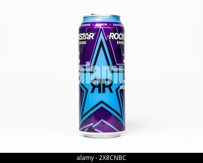 Rockstar Energy Drink boisson saveur framboise aigre. La canette violette et bleue fait partie de la gamme de produits PERFORÉS. La boisson a un goût très fruité. Banque D'Images
