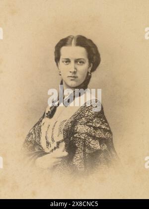 Photographie antique c1866 teintée à la main carte de visite, la princesse Alexandra (1844-1925). Alexandra de Danemark était reine du Royaume-Uni et des Dominions britanniques, et impératrice de l'Inde en tant qu'épouse d'Edward VII SOURCE : ORIGINAL CDV Banque D'Images