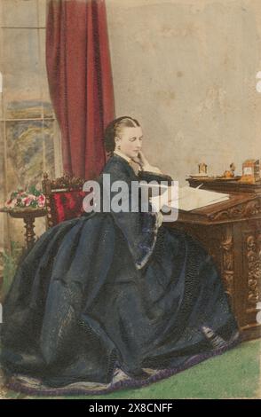 Antique c1861 carte de visite teintée à la main photographie, la princesse Alexandra (1844-1925). Alexandra de Danemark était reine du Royaume-Uni et des Dominions britanniques, et impératrice de l'Inde en tant qu'épouse d'Edward VII SOURCE : ORIGINAL CDV Banque D'Images