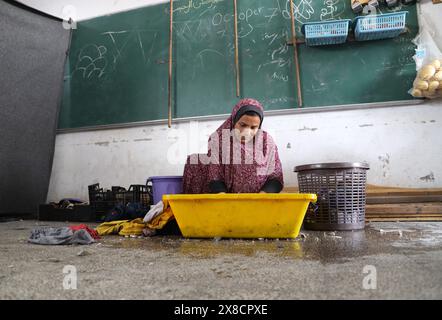 Les Palestiniens déplacés vivent dans une école détruite de l'UNRWA après que l'armée israélienne leur a demandé d'évacuer la ville de Rafah les Palestiniens déplacés vivent dans une école détruite de l'UNRWA après que l'armée israélienne leur a demandé d'évacuer la ville de Rafah, dans le camp de Khan Yunis, dans le sud de la bande de Gaza. 24 mai 2024. Depuis le 7 octobre 2023, jusqu’à 1,7 millions de personnes, soit plus de 75 % de la population, ont été déplacées dans toute la bande de Gaza, certaines plus d’une fois, en quête de sécurité, selon l’Office de secours et de travaux des Nations Unies pour les réfugiés de Palestine dans le proche-Orient, qui adde Banque D'Images