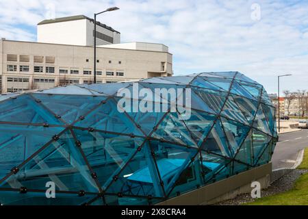 Bratislava, Slovaquie - 14 février 2024 : entrée au parking souterrain Banque D'Images