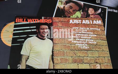 Viersen, Allemagne - 9 mai. 2024 : gros plan de la première couverture de l'album vinyle du chanteur Bill Withers Just as I Am de 1971 Banque D'Images