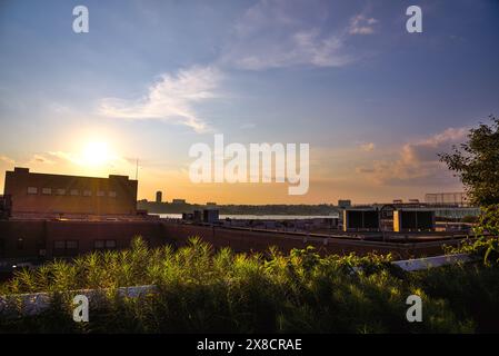 Vue du High Line Park à Hudson River et le paysage urbain du quartier de Chelsea à Sunset - Manhattan, New York City Banque D'Images