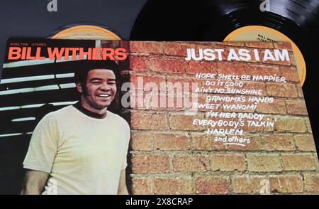 Viersen, Allemagne - 9 mai. 2024 : gros plan de la première couverture de l'album vinyle du chanteur Bill Withers Just as I Am de 1971 Banque D'Images