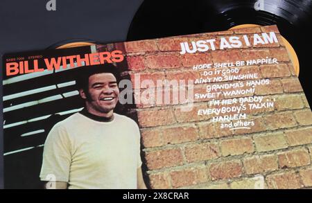 Viersen, Allemagne - 9 mai. 2024 : gros plan de la première couverture de l'album vinyle du chanteur Bill Withers Just as I Am de 1971 Banque D'Images