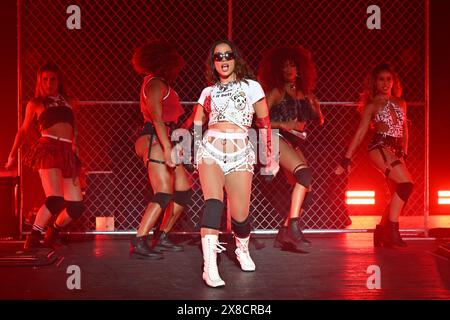 Miami Beach, Floride, États-Unis. 23 mai 2024. Anitta se produit lors de sa tournée Baile Funk Experience Tour au Fillmore le 23 mai 2024 à Miami Beach, en Floride. Crédit : Mpi04/Media Punch/Alamy Live News Banque D'Images